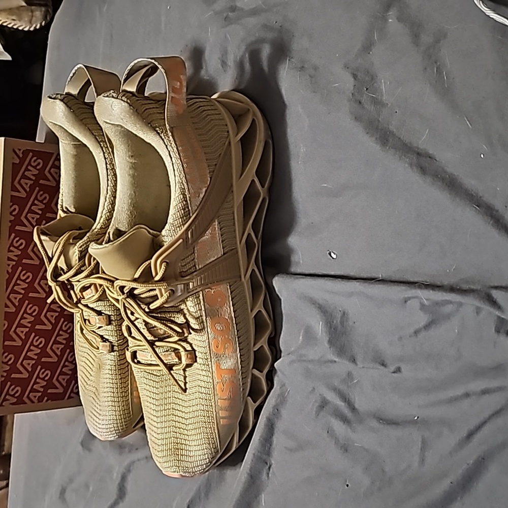 MENS BEIGE AND ORANGE SIZE 12 JUST SO SO BRAND SNEAKERS ,IN LIKE NEW CONDITION,